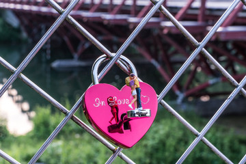 Vorh&auml;ngeschloss in Herzform f&uuml;r Verliebte an einer Br&uuml;cke