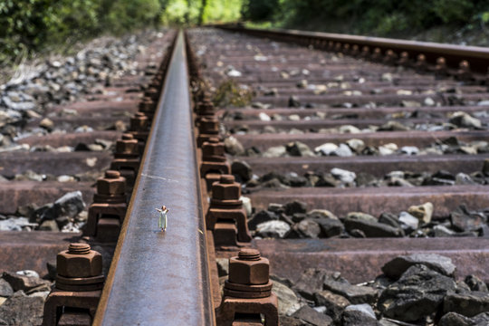 Kleine Schlafwandlerin wandelt auf Bahngleisen