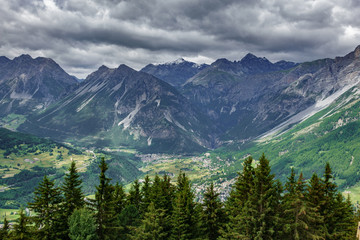 Fototapeta premium Bormio miasto i dolomity odgórny widok, burzowe chmury