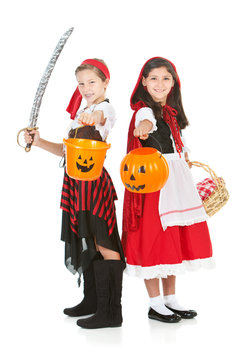 Halloween: Friends Ready for Trick Or Treat