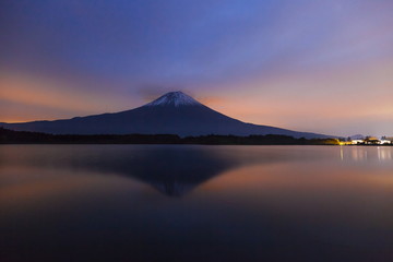 夜明けの富士山、静岡県富士宮市田貫湖にて