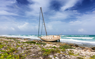 Gestrandetes Seegelboot an der karibischen Küste