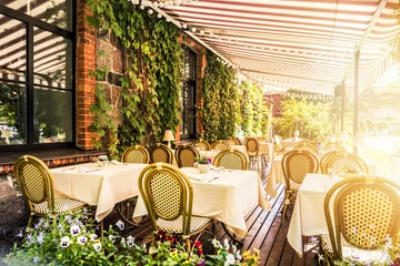 Cercles muraux Restaurant terrasse de jardin d& 39 été de restaurant avec des plantes et des fleurs