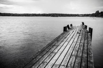 Obraz premium Old wooden foot bridge in sea