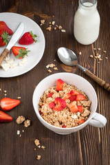 Müsli mit frischen Erdbeeren