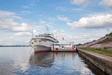 Obraz premium Passenger ship is at the pier in Nizhny Novgorod