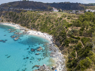 Paradiso del sub, spiaggia con promontorio a picco sul mare. Zambrone, Calabria, Italia. Immersioni relax e vacanze estive. Coste italiane, spiagge e rocce. Vista aerea