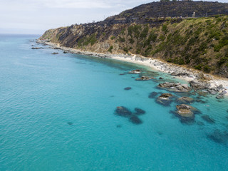 Paradiso del sub, spiaggia con promontorio a picco sul mare. Zambrone, Calabria, Italia. Immersioni relax e vacanze estive. Coste italiane, spiagge e rocce. Vista aerea