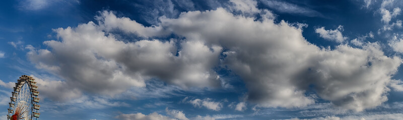 Wiesn Oktoberfest münchner fahrgeschäfte fahrgeschäft karussell Achterbahn Wolken Himmel