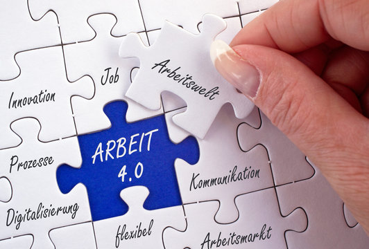 Arbeit 4.0 - Ver&auml;nderung im Arbeitsmarkt durch Digitalisierung und Fortschritt, Hand mit Business Puzzle Arbeitswelt