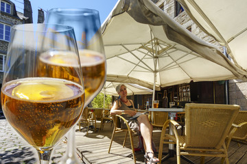 Savoir vivre en vacances: Entspannen in einem Staßencafe in der Bretagne mit einem erfrischenden Glas Cidre