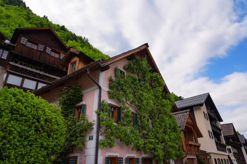 Fototapeta na wymiar Typical Austrian Alpine houses with bright flowers, Hallstatt, Austria, Europe