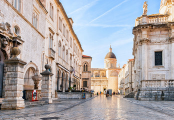Les gens à la cathédrale de Dubrovnik dans la vieille ville de Dubrovnik