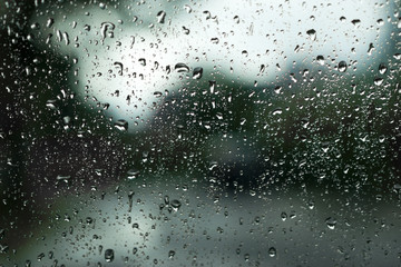 Regentropfen an der Fensterscheibe - abstrakter hintergrund