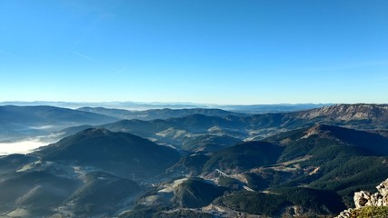 Paisaje con cielo azul
