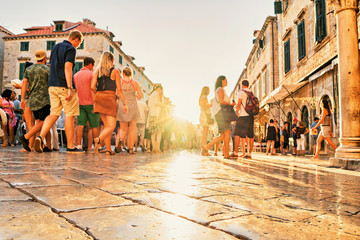Crowds of tourists at Stradun Street in Dubrovnik at sunset - obrazy, fototapety, plakaty
