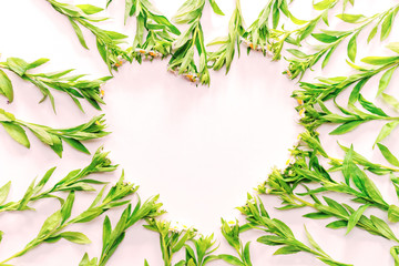 Naklejka premium Heart shape frame with field flowers