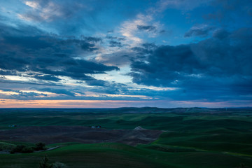 Fototapeta premium Sonnenuntergang beim Steptoe Butte, Palouse hills, Whitman County, Washington