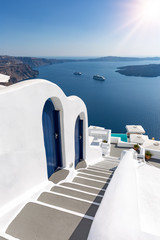 Obraz premium Das weiß und blau Griechenlands - Treppen in die Caldera von Santorini