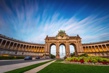 Obraz premium Dramatic view of the Triumphal Arch in Park Cinquantenaire in Brussels during sunset