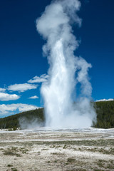 Eruption des Old Faithful Geysirs im  Yellowstone Nationalpark, Wyoming