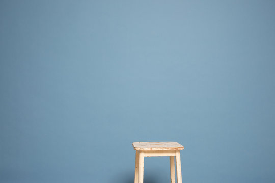 taburete sobre fondo azul