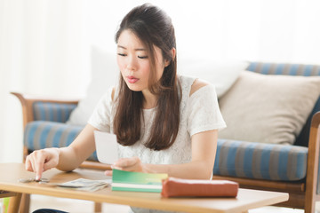 預金通帳・女性