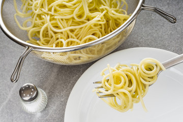 Nudeln, Spaghetti, Pasta, Kochen, Nudelsieb, Gabel und Teller auf Granittisch, Draufsicht,...