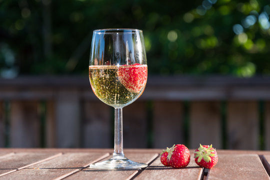 Sparkling wine with strawberries