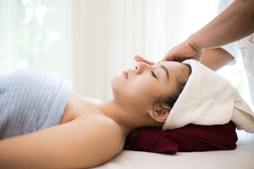 Obraz na płótnie Canvas Close up of Beautiful young woman having head massage in spa salon wellness, Beauty healthy lifestyle and relaxation concept.