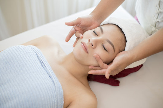 Close up of Beautiful young woman having head massage in spa salon wellness, Beauty healthy lifestyle and relaxation concept.