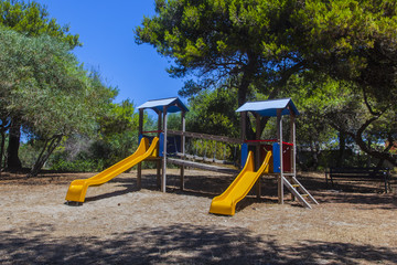 scivoli in un parco giochi all'interno di una pineta del mediterraneo