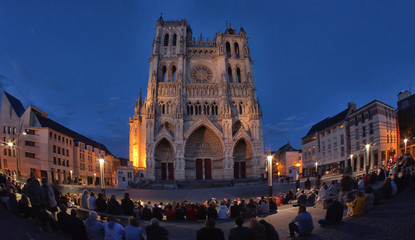 La cathédrale d'Amiens à l'heure bleue