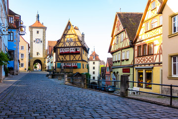 Fototapeta na wymiar Plönlein in Rothenburg mit Siebertor und Kobolzeller Tor in Bayern