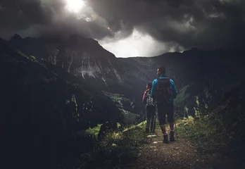 Gardinen Man and woman hiking in mountains © XtravaganT