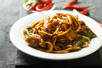 Chinese noodles with chicken and vegetables