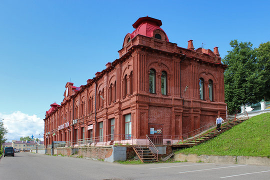 Историческое здание "Красные торговые ряды" в городе Кинешма