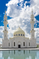 Fototapeta na wymiar White mosque