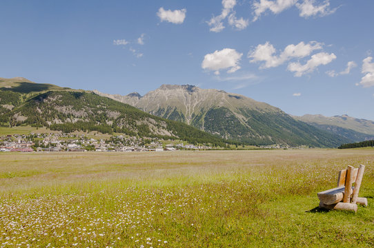 Samedan, Dorf, Bergdorf, Engadin, Unterengadin, Wanderweg, Holzbank, Flaz, Inn, Fluss via Engiadina, Alpen, Graub&uuml;nden, Sommer, Schweiz