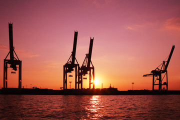 Hamburger Hafen bei Sonnenuntergang