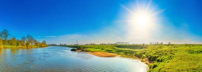 Foto auf Acrylglas Fluss Landschaft im Frühling mit Bäumen, Wiesen, Fluss und Sonne