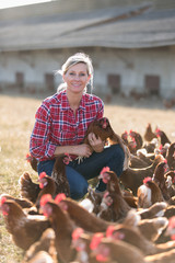 Female veterinarian with chicken - 165939143