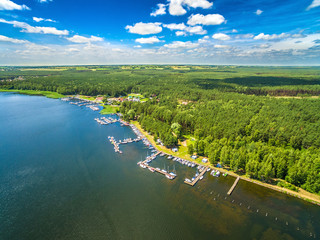 Zalew Koronoski z lotu ptaka. Krajobraz z jeziorem, przystanią dla żaglówek i lasem. © art08