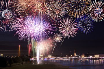 Düsseldorf Feuerwerk Silvester Rhein Panorama © Max40547