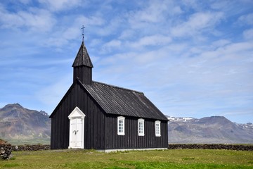 Fototapeta na wymiar Eglise noire Islandaise sur la péninsule de Snaefellsnes