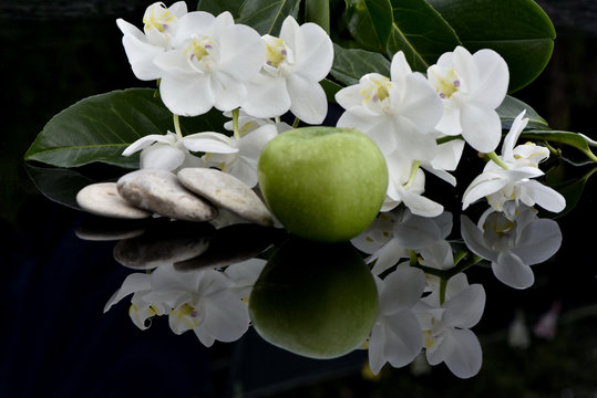Pomme verte et orchid&eacute;es blanches