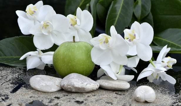 Pomme verte et orchid&eacute;es blanches
