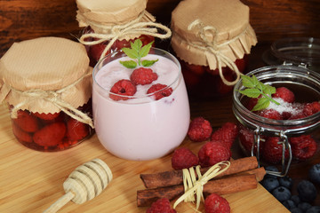 Yogurts with raspberries for a delicious winter snack