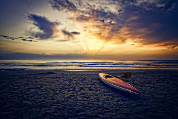 alba su spiaggia adriatica con canoa
