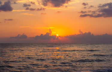 Naklejka premium Amazing sea sunset, the sun, waves, clouds